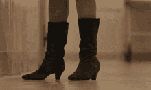 femme waiting