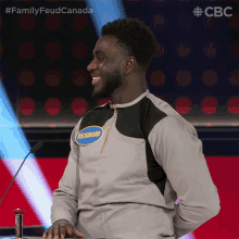 Chuckle Family Feud Canada GIF - Chuckle Family Feud Canada Smiling GIFs