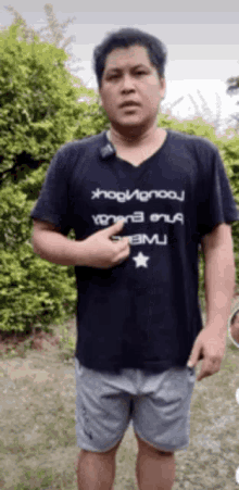 a man wearing a t-shirt that says ' xhog monoo ' on it