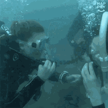 Bubbles Underwater Kiss GIF - Bubbles Underwater Kiss Love GIFs