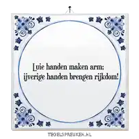 a blue and white tile with the words luie handen maken arm written on it