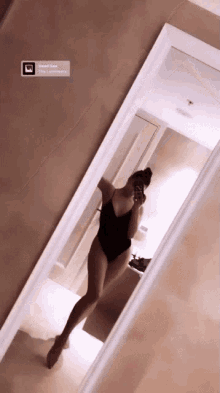 hailee steinfeld mirror selfie pose for the camera