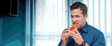 Ryan Reynolds Eat GIF - Ryan Reynolds Eat Pizza GIFs