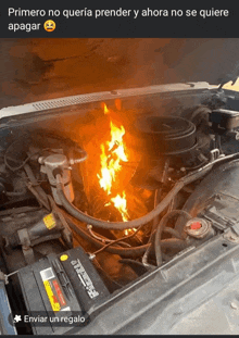 a picture of a car engine on fire with the caption primero no queria prender y ahora no se quiere apagar