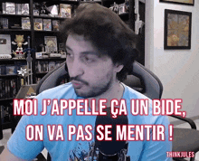a man sitting in front of a microphone with the words moi j'appelle ca un bide on va pas se mentir written below him