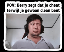 a man wearing headphones with a caption that says pov berry zegt dat je cheat