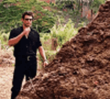 Jurassic Park Shades Off GIF - Jurassic Park Shades Off Poop Pile GIFs
