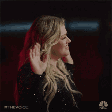Smile And Wave Kelly Clarkson GIF - Smile And Wave Kelly Clarkson The Voice GIFs