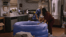 How I Met Your Father Sophie Tompkins GIF - How I Met Your Father Sophie Tompkins Fall Into Pool GIFs