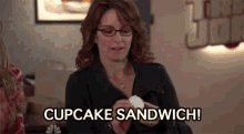 Tina Fey Cupcake Sandwich GIF - Tina Fey Cupcake Sandwich GIFs