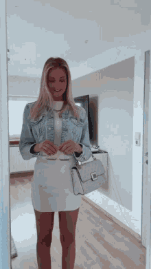 Laurie_kc Skirt GIF - Laurie_kc Skirt Blonde GIFs