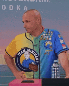 a man wearing a shirt that says " team minimave "