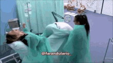 a woman is giving birth in a hospital room with the hashtag @farandulario_