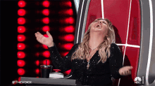 Cracking Up Kelly Clarkson GIF - Cracking Up Kelly Clarkson The Voice GIFs