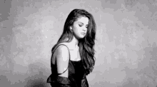 Selena Gomez Pose GIF - Selena Gomez Pose Blur Out GIFs