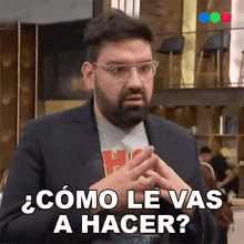 a man in a suit and glasses says " como le vas a hacer " in spanish