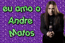 a man with long hair is standing in front of a purple background that says " eu amo o andre natos "