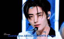 a close up of a man 's face with the words " cuando eres absolutamente de niv " above him