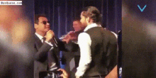 Marc Anthony Besa A Maluma Beso Homosexual GIF - Marc Anthony Besa A Maluma Beso Homosexual Beso Entre Amigos GIFs