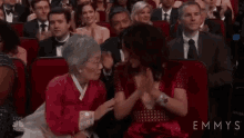 Sandra Oh Applause GIF - Sandra Oh Applause Emmys GIFs