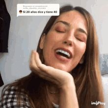 a woman is laughing with a speech bubble saying " si 20 anos dice y tiene 40 "