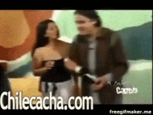 a man and woman are standing next to each other and the website chilecacha.com is visible