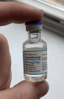 a hand holds a bottle of lycanthronol 250 mg / 5 ml