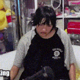 a person wearing a shirt that says king supply