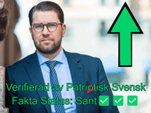 a man in a suit and tie stands in front of a green arrow that says verifierad av patriotisk svensk fakta status sant