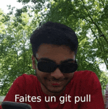 a man wearing sunglasses and a red shirt has the words faites un git pull on his shirt
