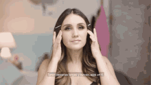 a woman adjusts her eyebrows with a caption that says " tener pestañas largas y curvas está en ti "