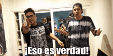 two young men are standing next to each other with the words eso es verdad written below them