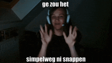 a woman wearing headphones with the words ge zou het simpelweg ni snappen below her