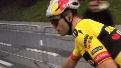 Wout van Aert turns to the camera and shouts 'ik moet just niks'