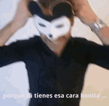 a person wearing a mask with the words " porque tu tienes esa cara bonita " on the bottom