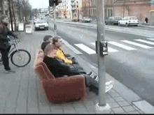 парни на диване едут по городу GIF - Couch Driving Town GIFs