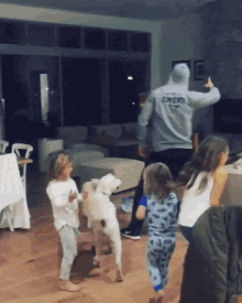 Chris Hemsworth Dancing GIF - Chris Hemsworth Dancing Kids GIFs
