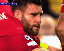 a man wearing a red shirt with the word de on the back