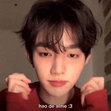 a close up of a young man 's face with the words hao de aime : 3 below him