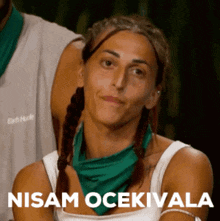 a woman wearing a green scarf around her neck says nisam ocekivala