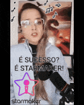 a woman singing into a microphone with the words e sucesso e starmaker below her