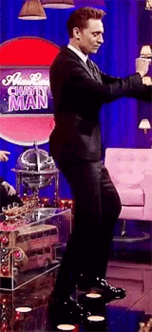 Tom Hiddleston Dance GIF - Tom Hiddleston Dance Wiggle GIFs