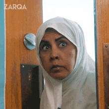 Looking Around Zarqa GIF - Looking Around Zarqa Scanning The Place GIFs