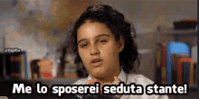 a girl with curly hair says me lo sposerei seduta stante