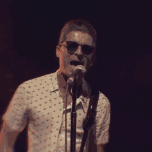 singing noel gallagher holy mountain song high note performing