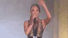Waving Carrie Underwood GIF - Waving Carrie Underwood Cmt Music Awards GIFs