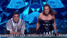 a man and a woman on a stage with the caption cuando eres la extroverted del grupo