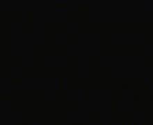 a picture of a girl holding a pink phone with the words como eu fico quando a mamae