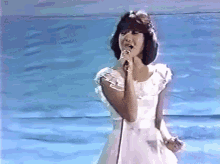 若い松田聖子がチェリーブラッサムを歌う 昭和 GIF - Matsuda Seiko Showa GIFs