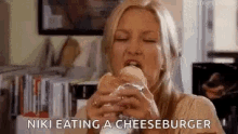 Kate Hudson Eating GIF - Kate Hudson Eating Cheeseburger GIFs